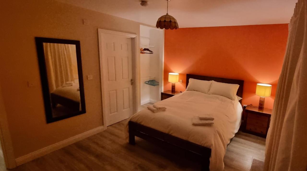 Spacious Curragh 2-Bed Apartment With Own Entrance Brownstown Екстериор снимка