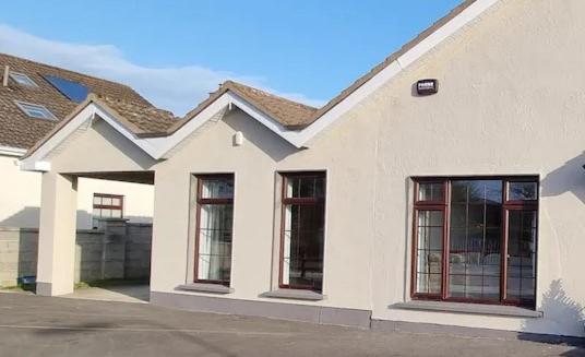 Spacious Curragh 2-Bed Apartment With Own Entrance Brownstown Екстериор снимка